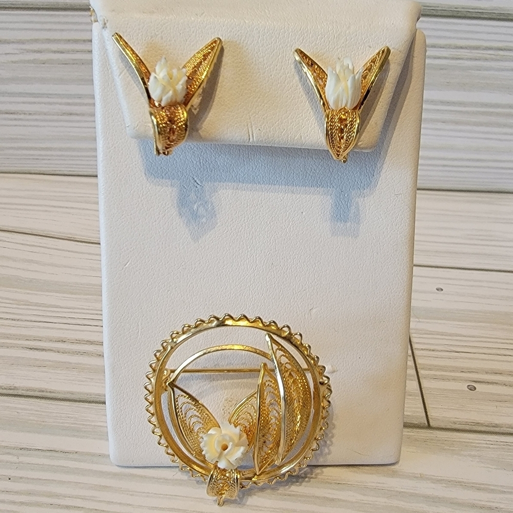 Vintage Gold Tone Filigree Brooch Screw Back Earrings Demi Parure Set